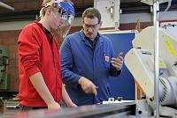 Bildungsakademie Tübingen<br>Feinwerkmechaniker-Metallbauer<br>Patrick Roggenstein und Ausbilder Munz