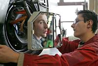 Bildungsakademie Tübingen<br>KFZ-Technik-Mechatroniker<br>Alex Spet und Paul Rootermel (im Spiegel)