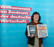 Bild: Constance Widmaier freut sich über den Hauptgewinn, ein nagelneues Apple iPad.